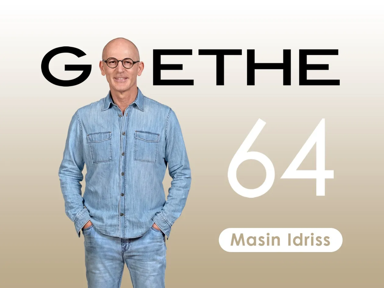 Masin Idriss vor dem GOETHE 64 Schriftzug
