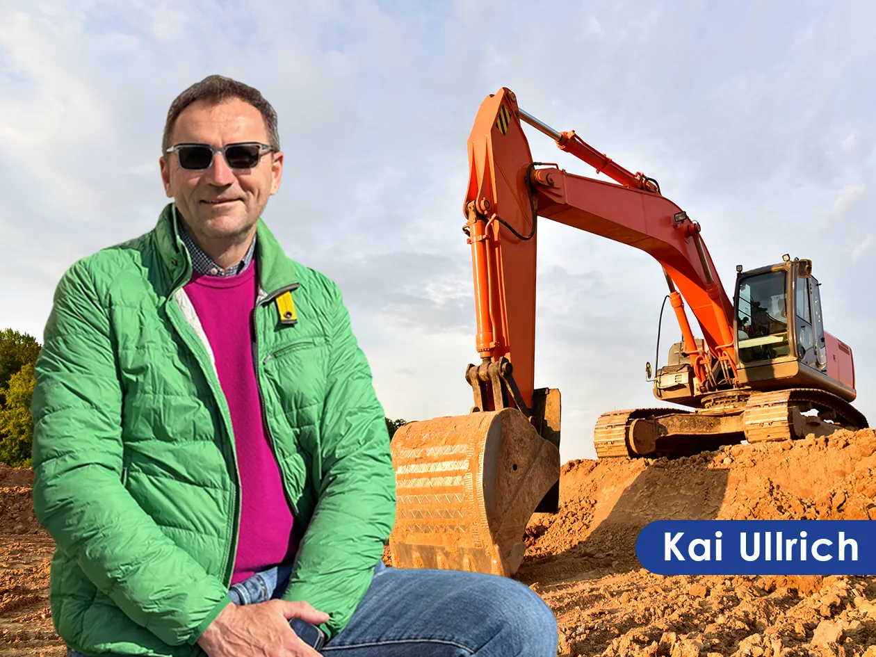 Kai Ullrich vor einem Bagger auf der Baustelle