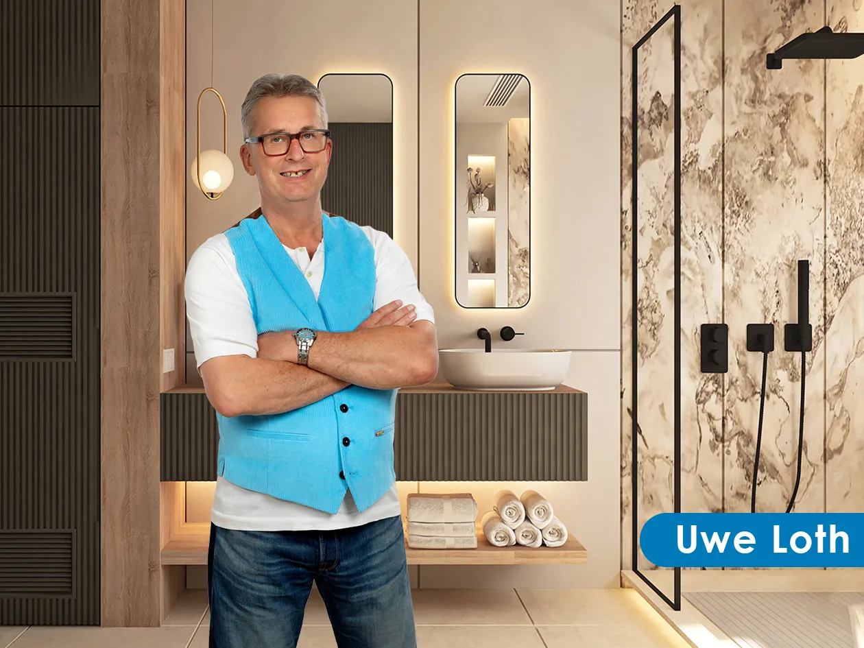 Uwe Loth in einem modernen Badezimmer