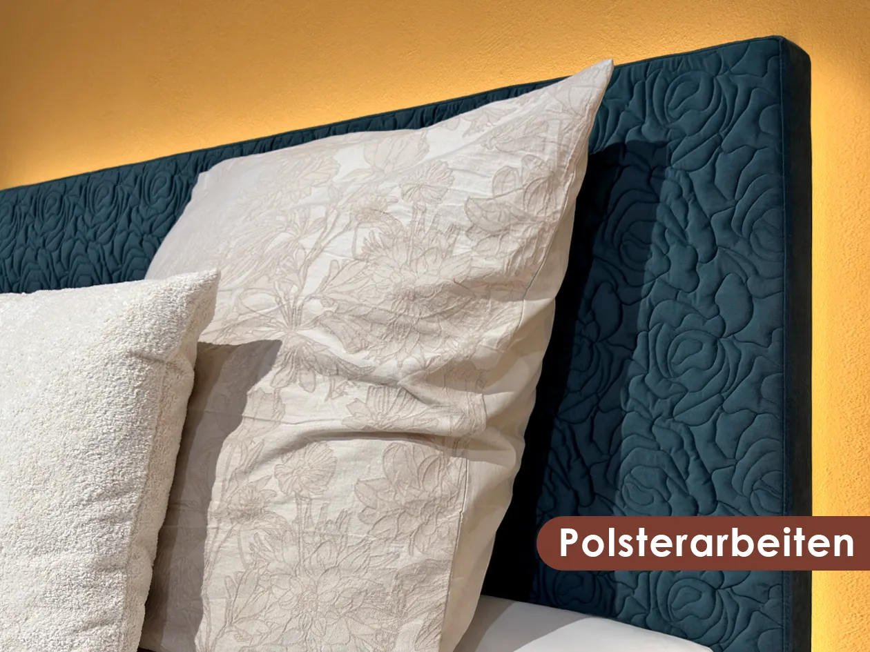 Gepolstertes Bett-Kopfteil mit Kissen