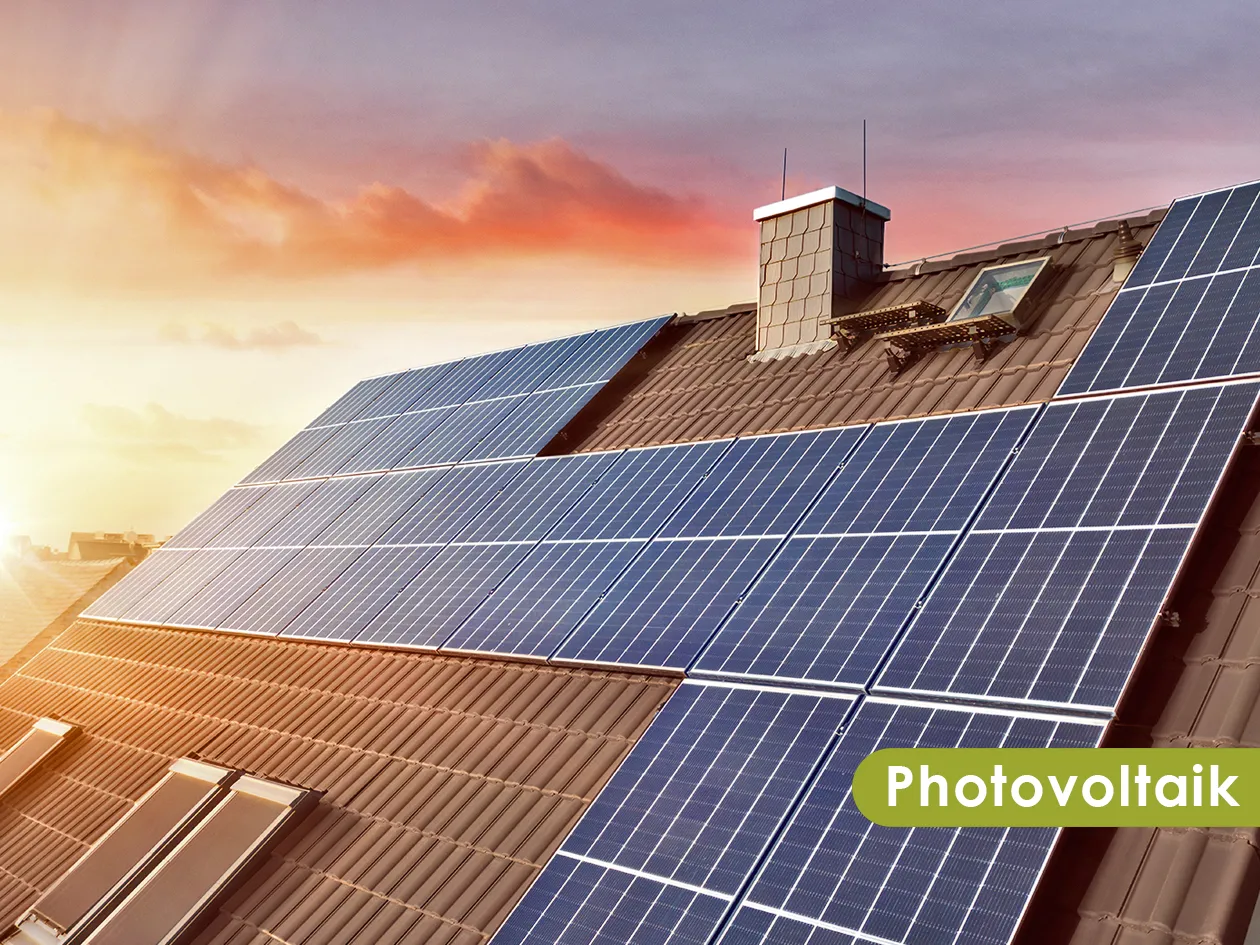 Photovoltaik-Anlage auf einem Hausdach bei Sonnenuntergang