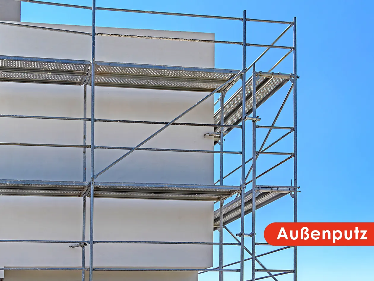 Frisch verputzte Hausfassade hinter einem Gerüst