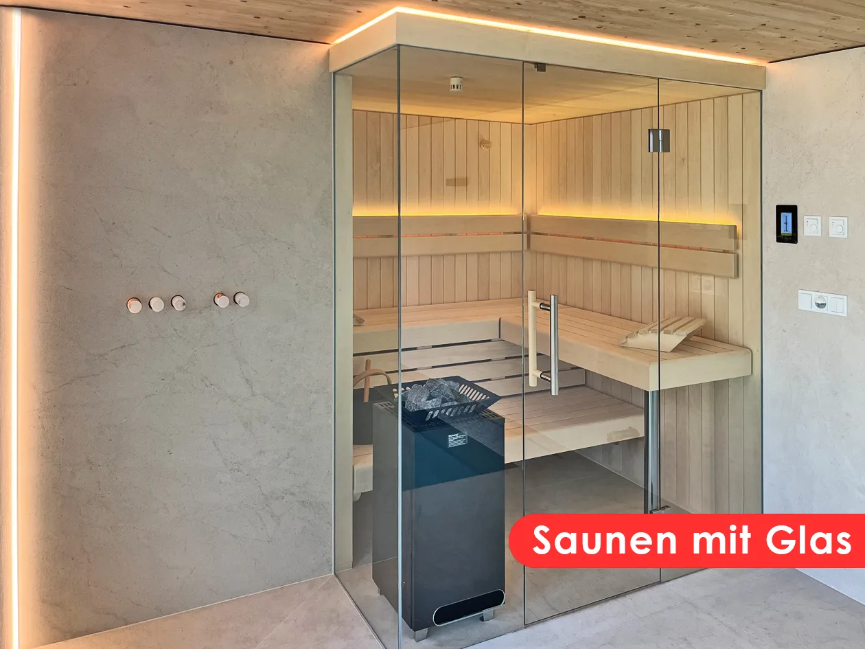 Sauna mit Glaswand und indirekter Beleuchtung