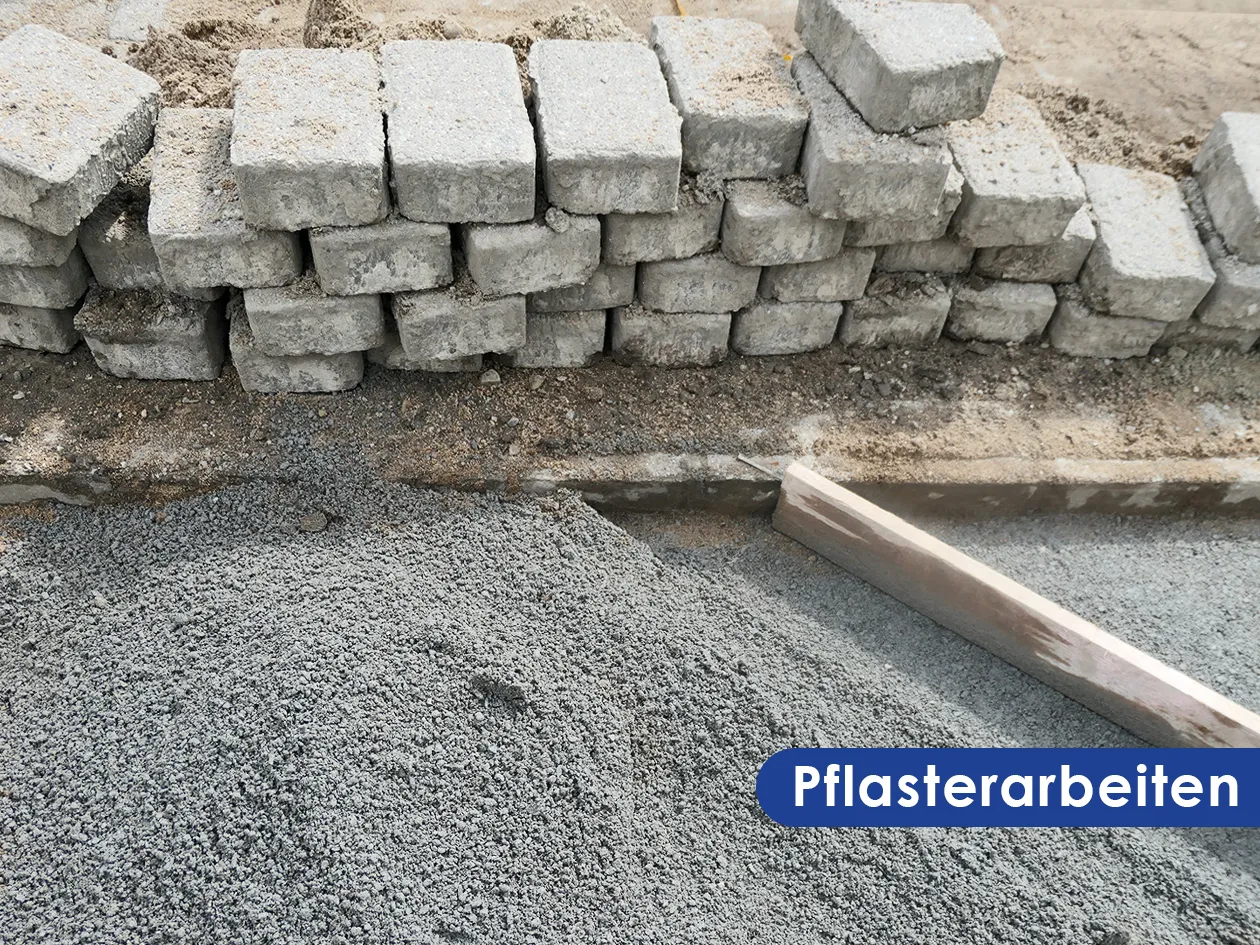 Pflasterarbeiten: Pflastersteine und abgezogenes Splittbett