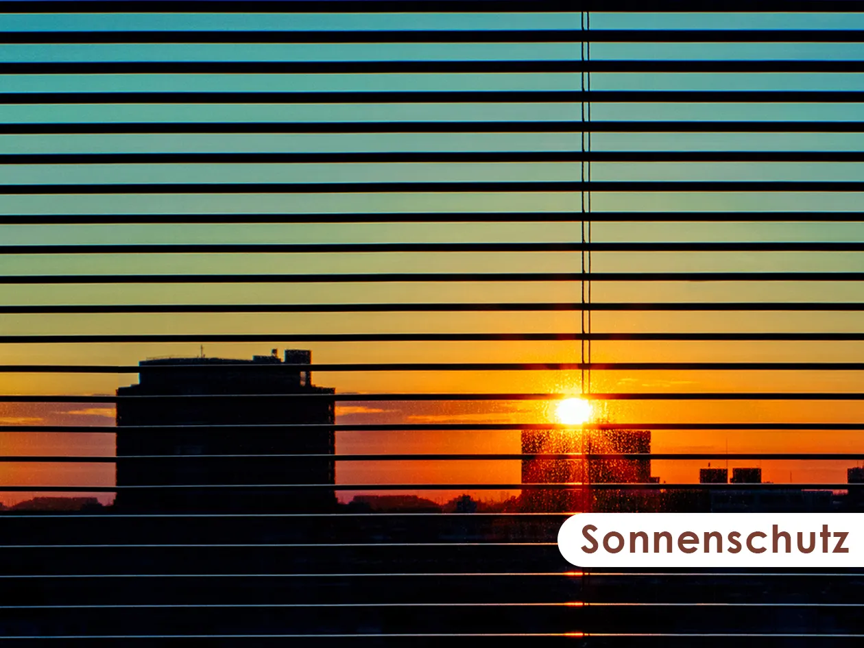 Sonnenschutz-Jalousie vor Sonnenuntergang über der Stadt