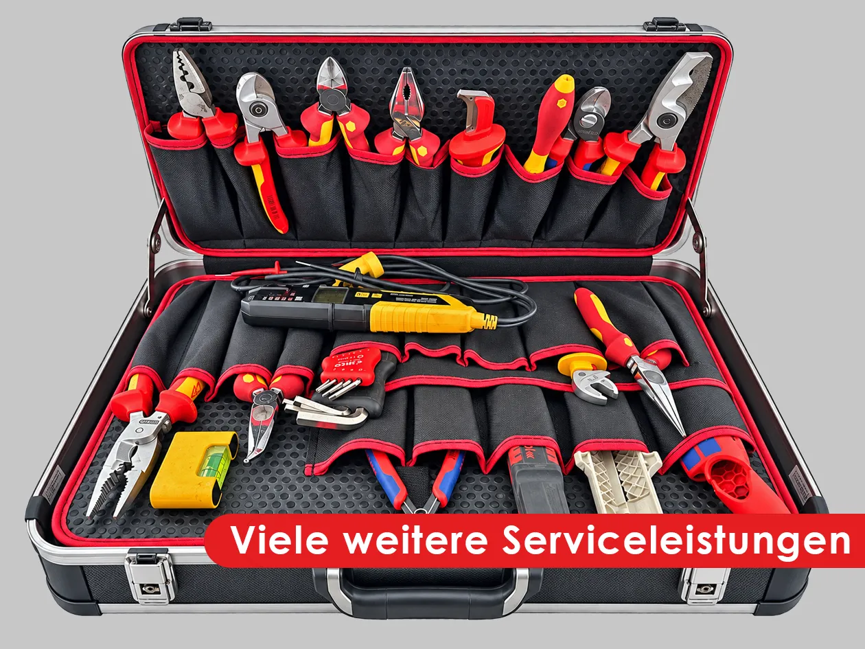 Geöffneter Werkzeugkoffer mit isoliertem Elektriker-Werkzeug