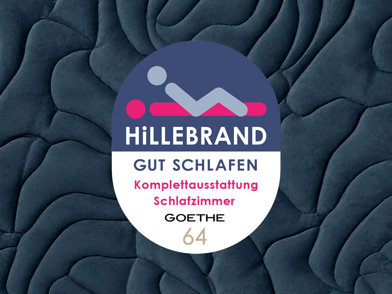 Dunkelblau gestepptes Kopfteil im Musterzimmer, Plakette „Komplettausstattung Schlafzimmer – Hillebrand Gut Schlafen“