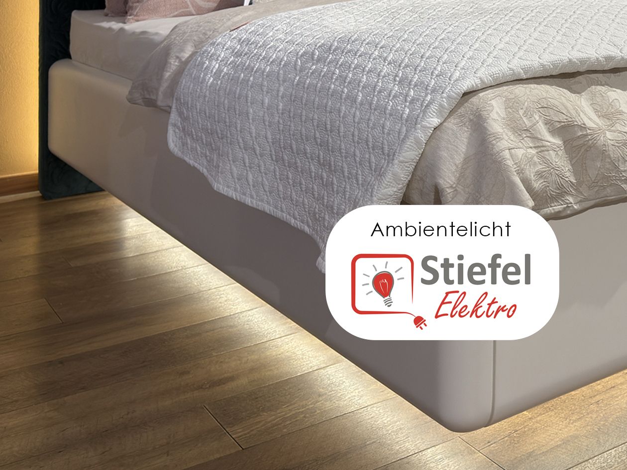Indirekt beleuchteter Bettsockel über Holzdielen, Plakette „Ambientelicht – Stiefel Elektro“