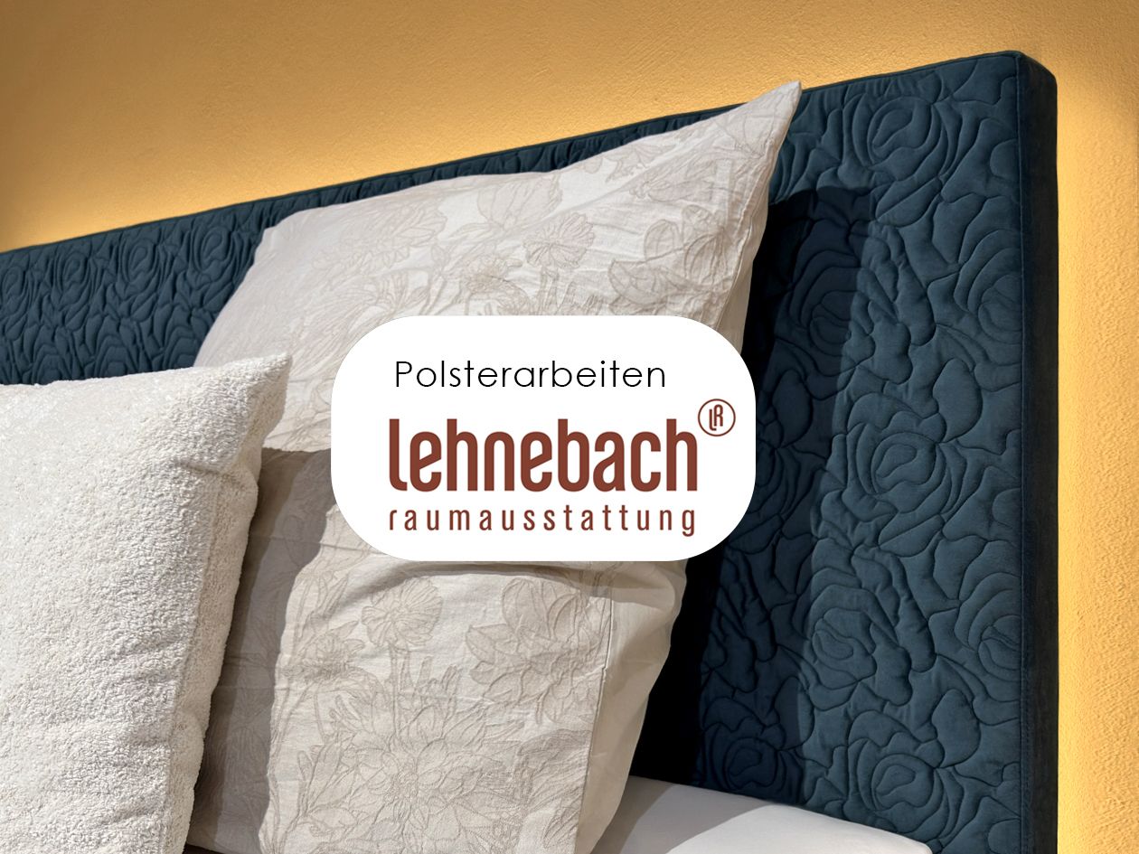 Gepolstertes Kopfteil mit Kissen, Plakette „Polsterarbeiten – Lehnebach Raumausstattung“