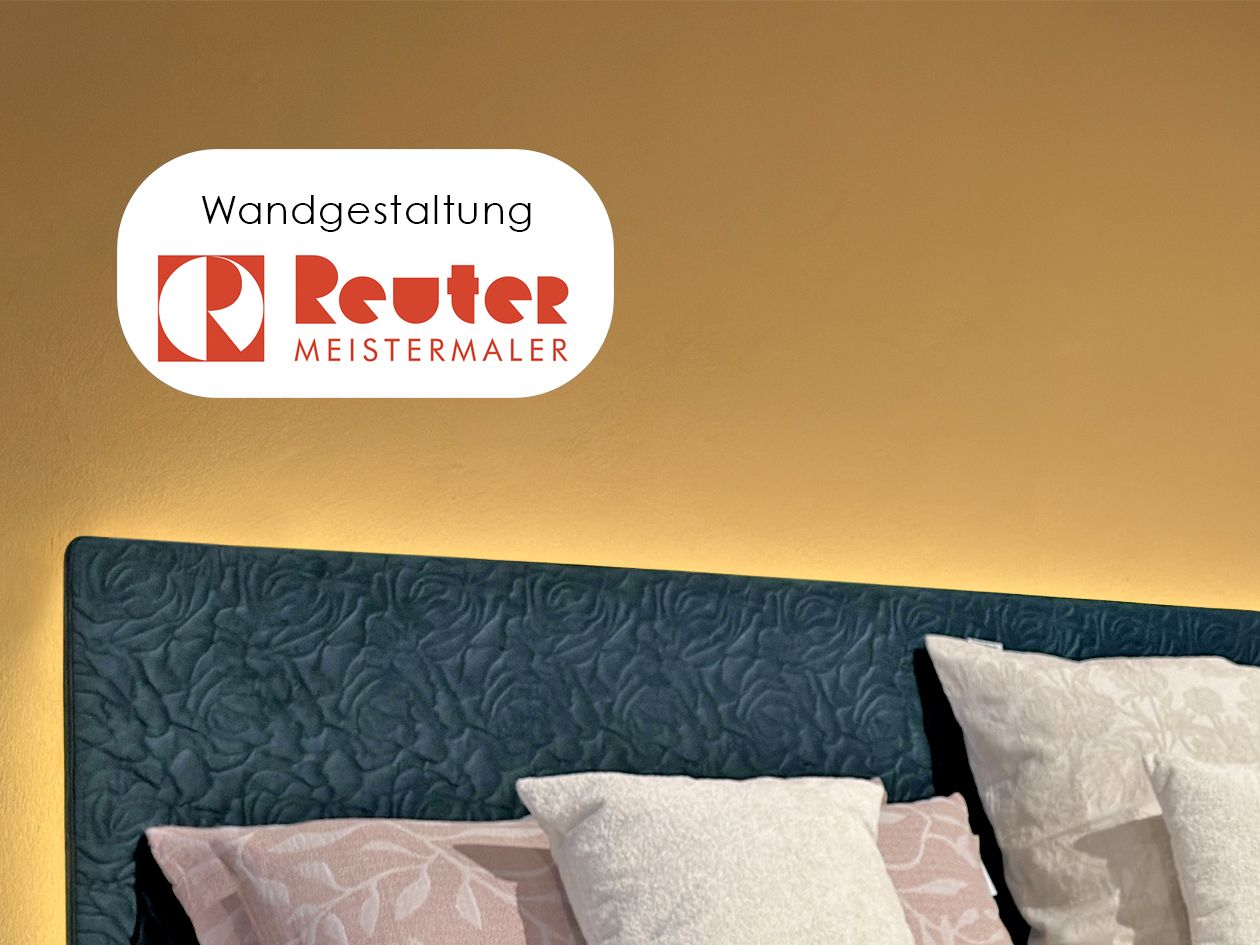 Ockerfarben gestrichene Wand über dem Bettkopfteil, Plakette „Wandgestaltung – Reuter Meistermaler“