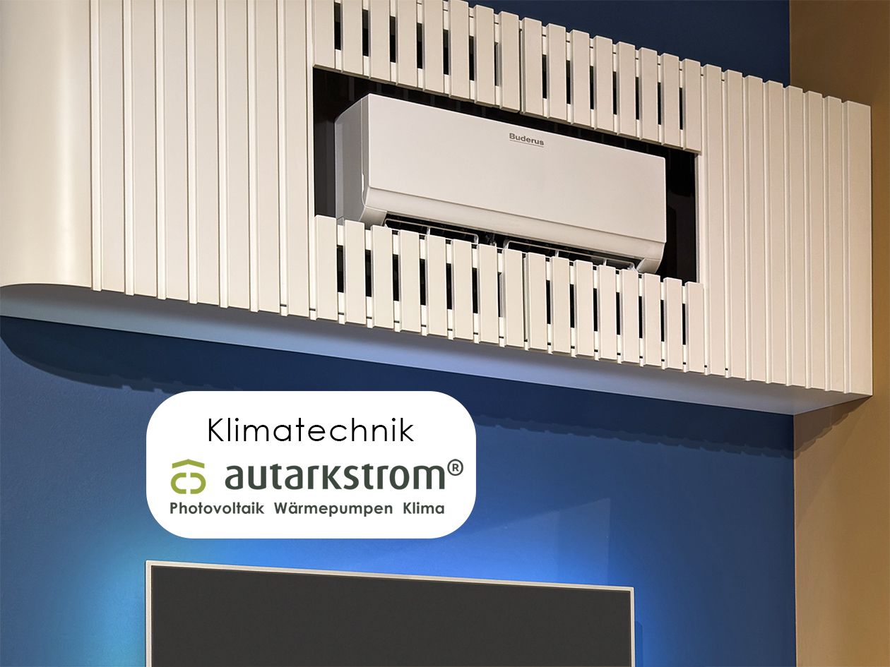 In eine Holzverkleidung eingebautes Klimagerät, Plakette „Klimatechnik – autarkstrom“
